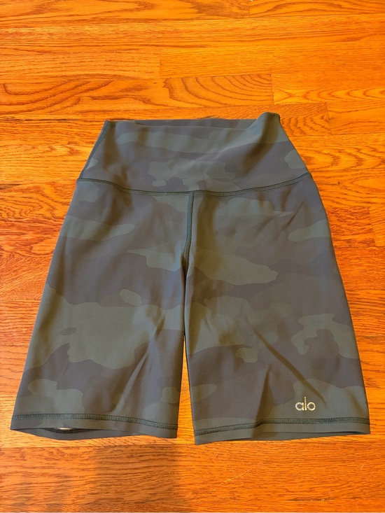ALO Yoga Pants - ALO Yoga Women's High-Waist Camo Bike Shorts - Olive Green XS